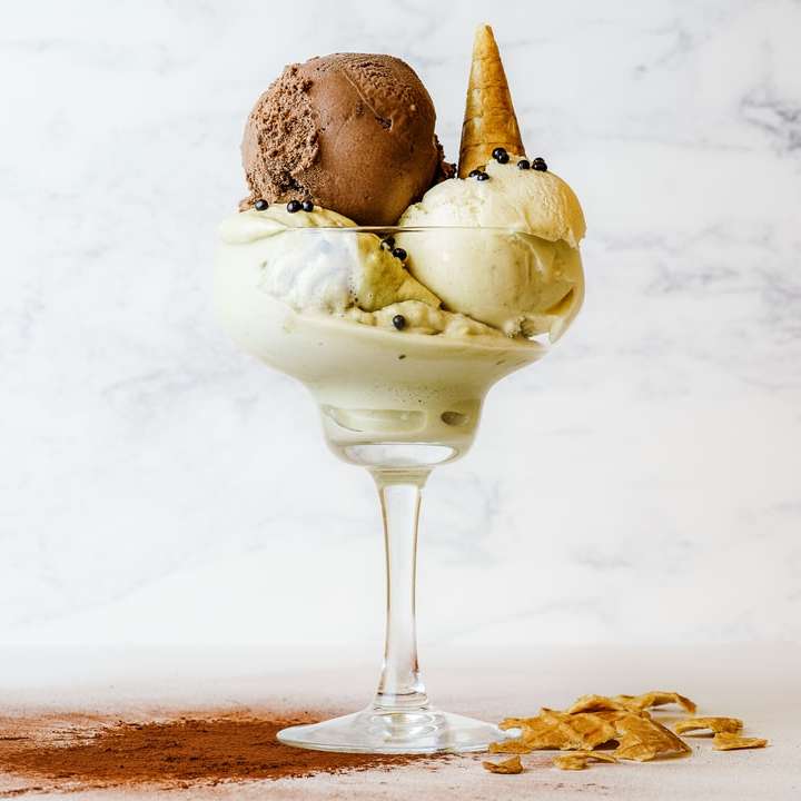 zmrzlina s čokoládou a čokoládová zmrzlina na čirém skle online puzzle