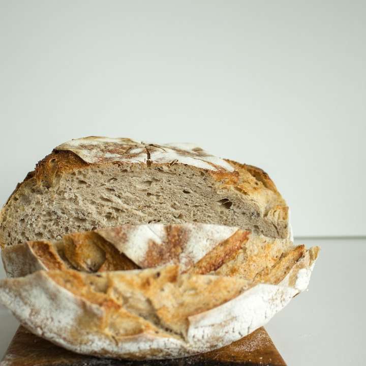Krojony bochenek chleba na zakwasie puzzle przesuwne online