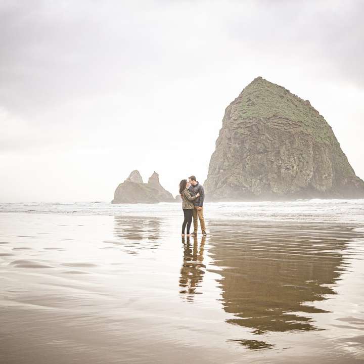 мъж и жена, стоящи на брега онлайн пъзел