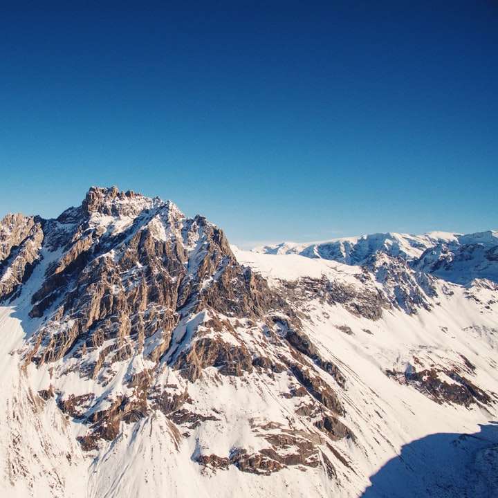 brązowa góra pokryta śniegiem w ciągu dnia puzzle przesuwne online