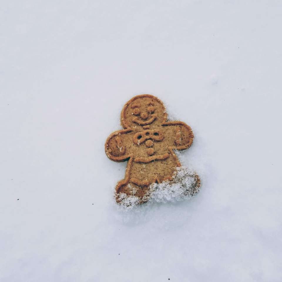 gingerbread man in snow online puzzle
