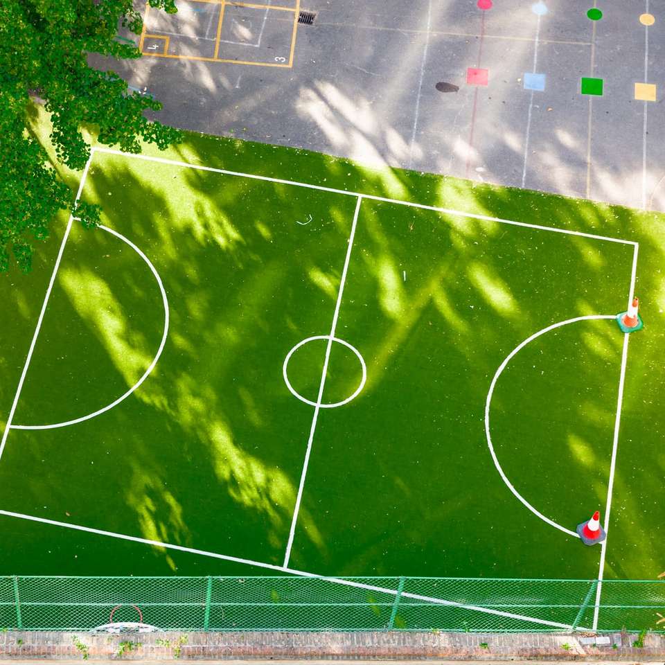 teren de fotbal verde și alb alunecare puzzle online