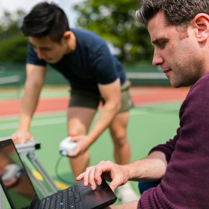 Спортните инженери тестват оборудването за тенис онлайн пъзел