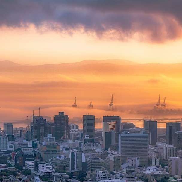 skyline van de stad tijdens oranje zonsondergang schuifpuzzel online
