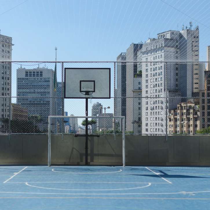 campo da basket vuoto puzzle scorrevole online