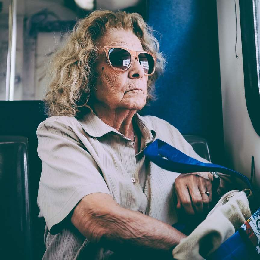 Kobieta jeźdźca autobusu puzzle online