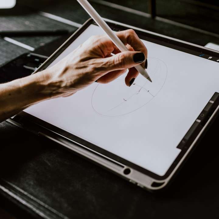 Mains de femme dessin sur un iPad puzzle coulissant en ligne