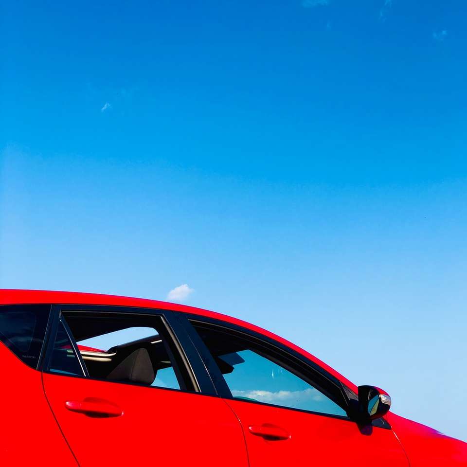 Czerwony samochód na słońcu puzzle przesuwne online
