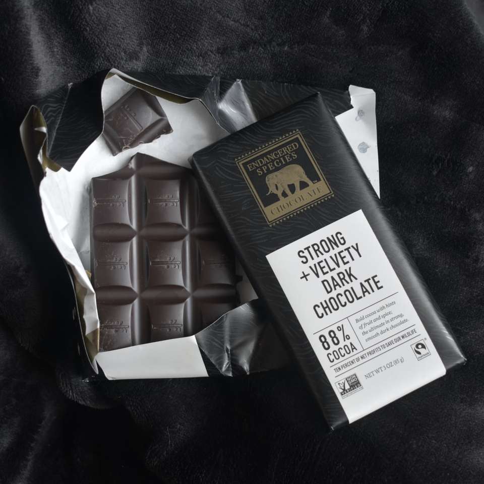 baton de ciocolată etichetat alb și maro puzzle online