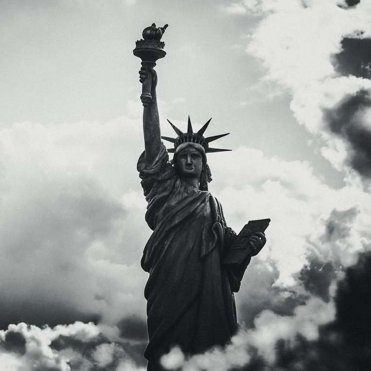 foto em tons de cinza da estátua da liberdade puzzle deslizante online