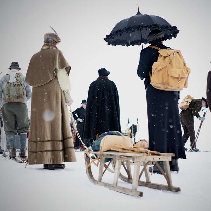 Caminhada vintage com neve puzzle online