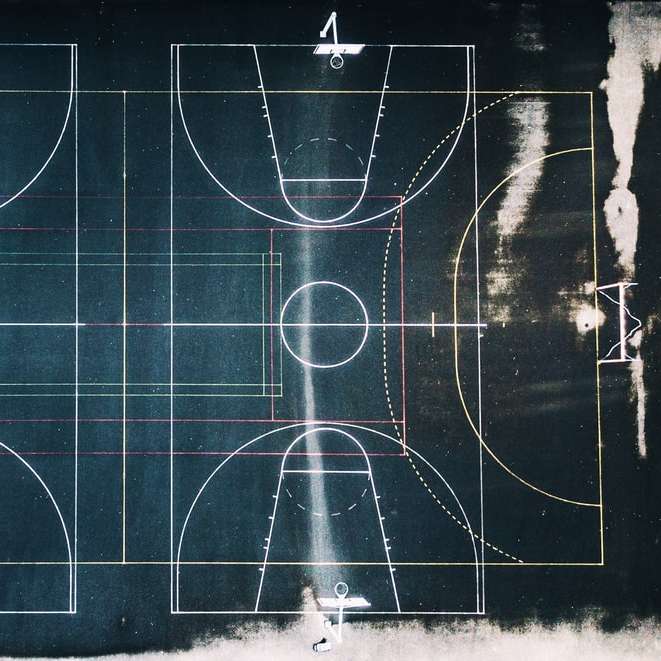 зеленая и белая баскетбольная площадка на фотографии с видом сверху онлайн-пазл