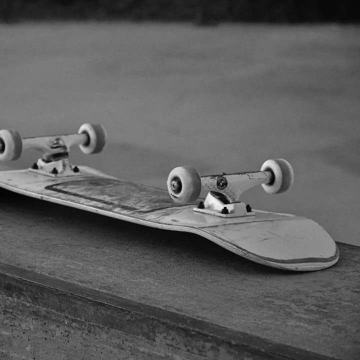 photographie en niveaux de gris de skateboard puzzle coulissant en ligne