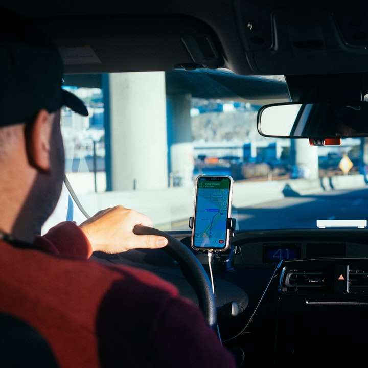 Человек, держащий iphone 6 в машине онлайн-пазл