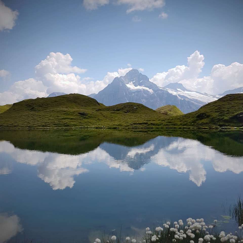 montanhas verdes e marrons ao lado do lago puzzle deslizante online