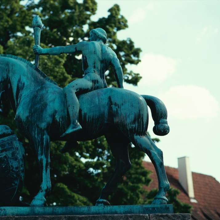μαύρο άλογο άγαλμα κατά τη διάρκεια της ημέρας συρόμενο παζλ online