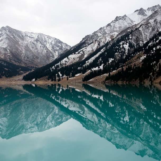 jezero obklopené horami během dne online puzzle