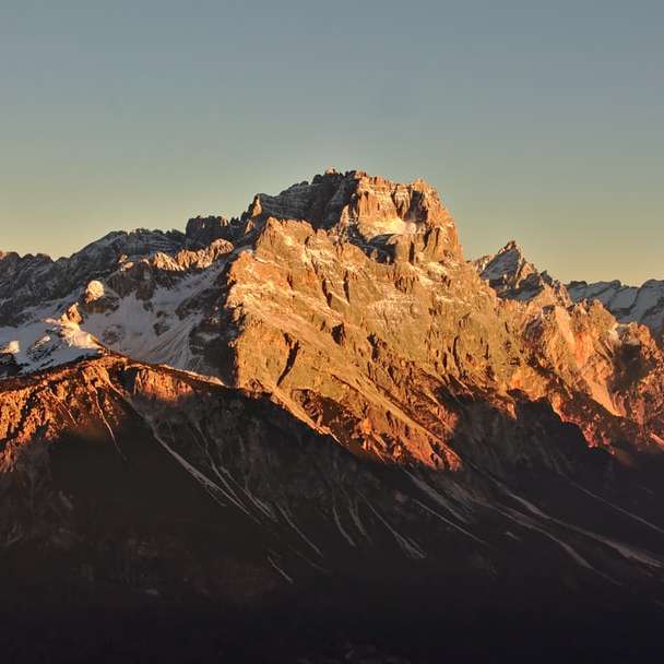 Landschaftsfotografie des Berges unter klarem blauem Himmel Schiebepuzzle online
