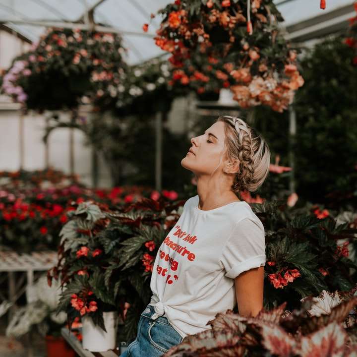 Жена в ботаническата градина онлайн пъзел
