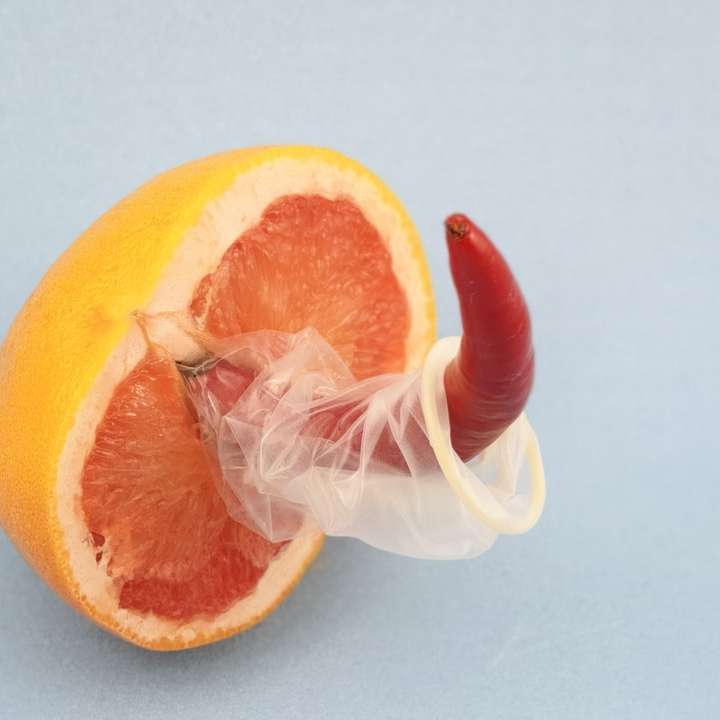 червоний перець з презервативом у фрукти розсувний пазл онлайн