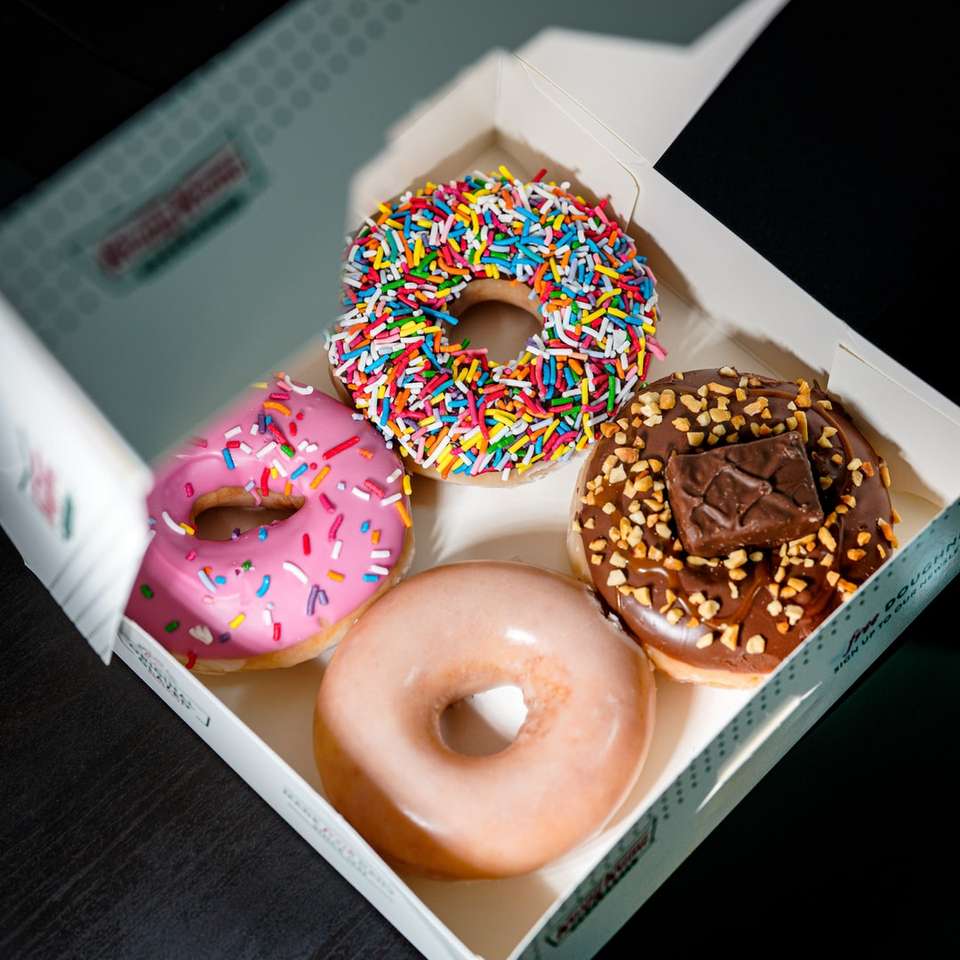witte en bruine donut in doos schuifpuzzel online