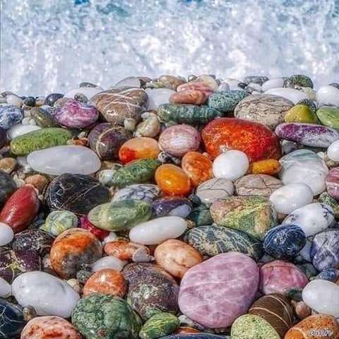 amazing beach - colored stones online puzzle