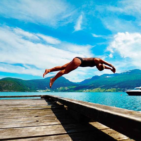 людина стрибає на водойму вдень розсувний пазл онлайн