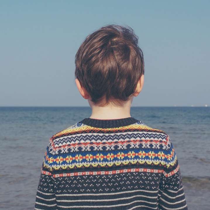 Дете в пуловер онлайн пъзел