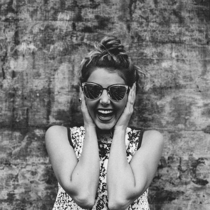 Femme souriante, dans, lunettes soleil puzzle coulissant en ligne