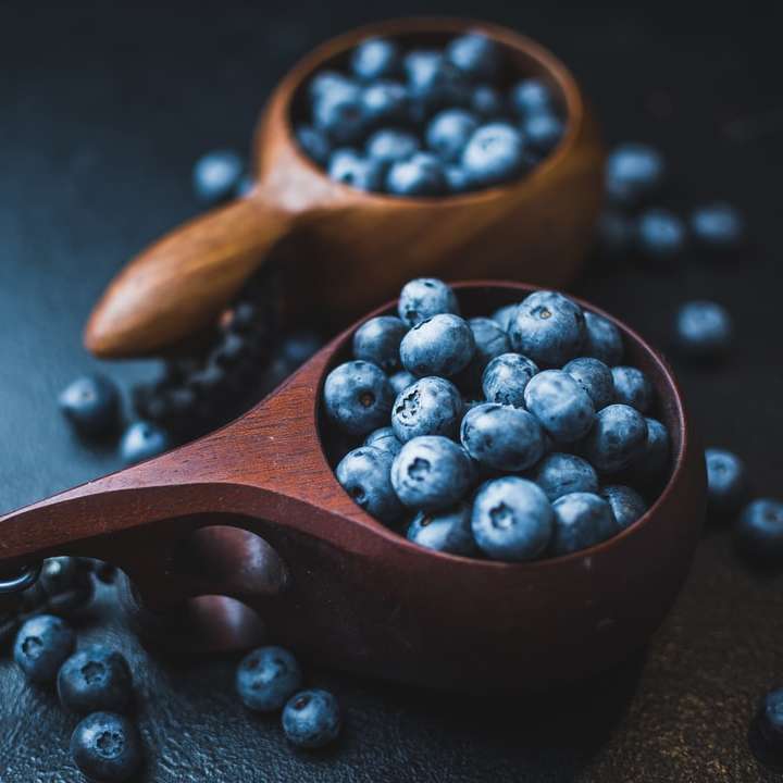 Blueberry em uma caneca de madeira puzzle deslizante online