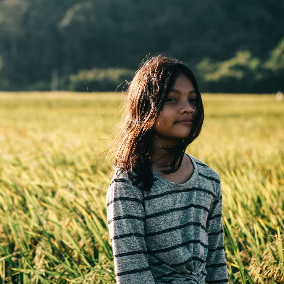 момиче на полето плъзгащ се пъзел онлайн