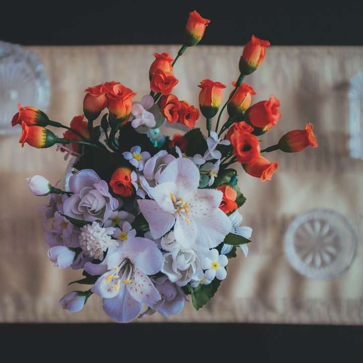 Flores falsas blancas y rojas puzzle deslizante online