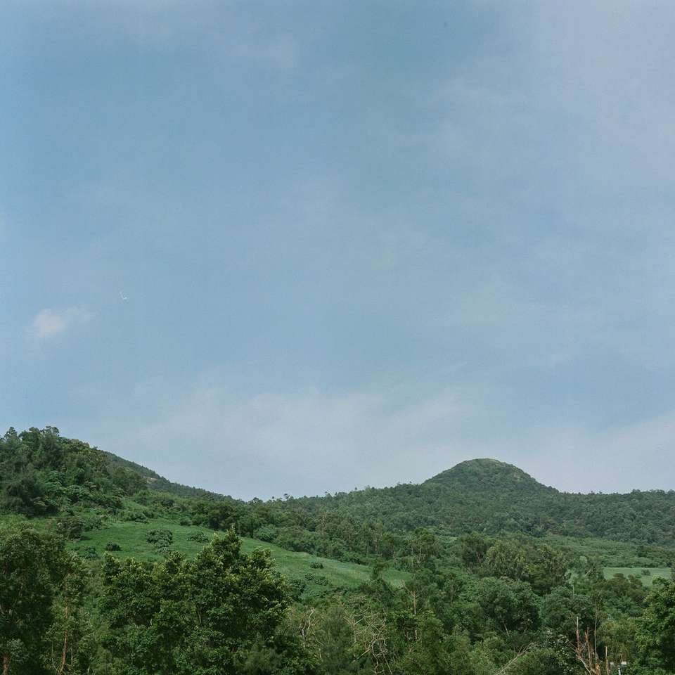 Πράσινη οροσειρά, μπλε ουρανός συρόμενο παζλ online