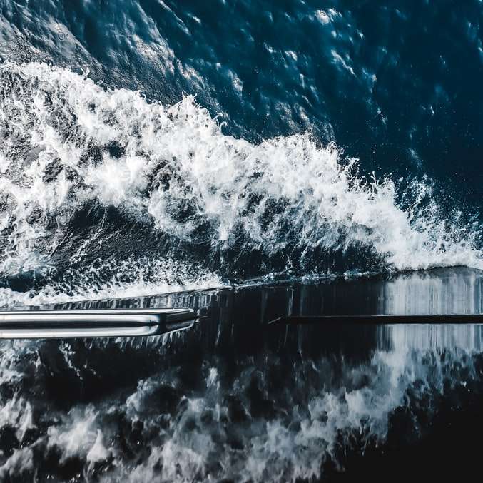 ondas do mar durante o dia puzzle deslizante online