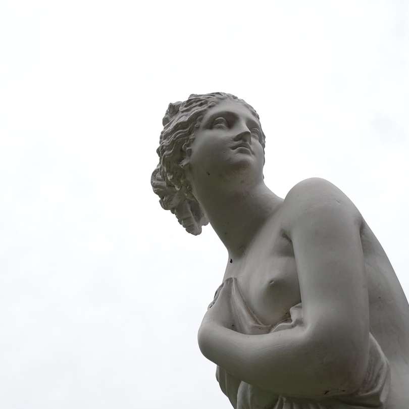 статуя женщины топлес онлайн-пазл