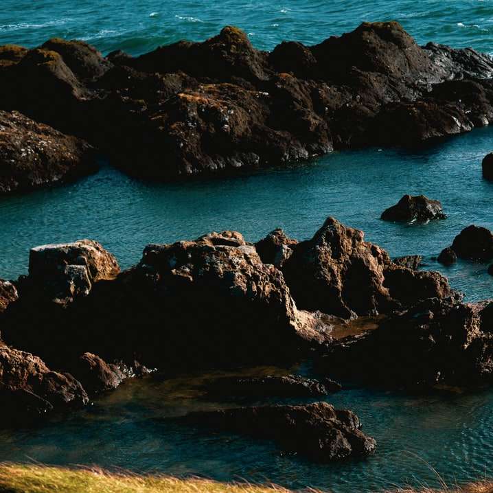 Rocas en el mar puzzle deslizante online