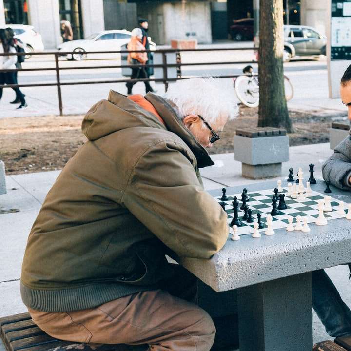 gente jugando juego de tablero de ajedrez al aire libre rompecabezas en línea