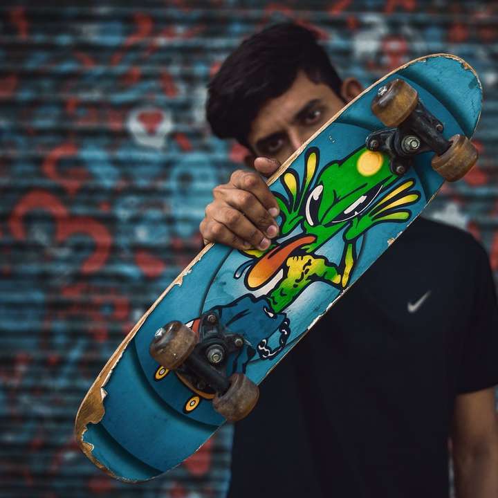 chicos posan con patineta puzzle deslizante online