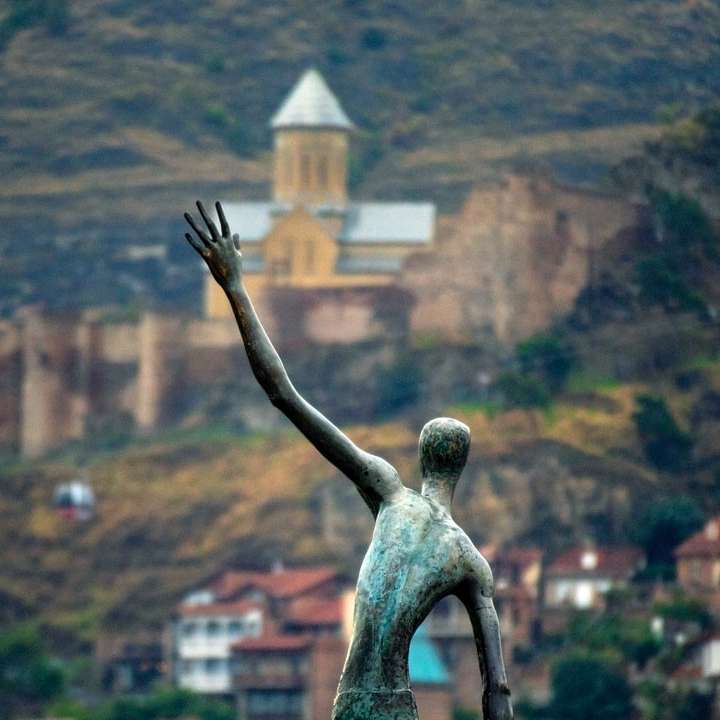 развяваща се статуя през деня плъзгащ се пъзел онлайн