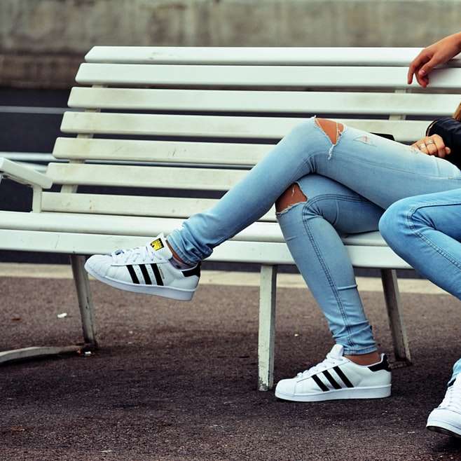 Пара в джинсах онлайн-пазл