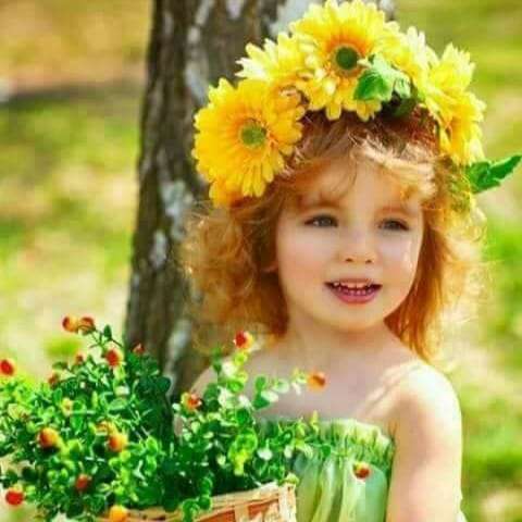 ηλιόλουστο κορίτσι με ένα στεφάνι από ηλιόλουστα λουλούδια online παζλ
