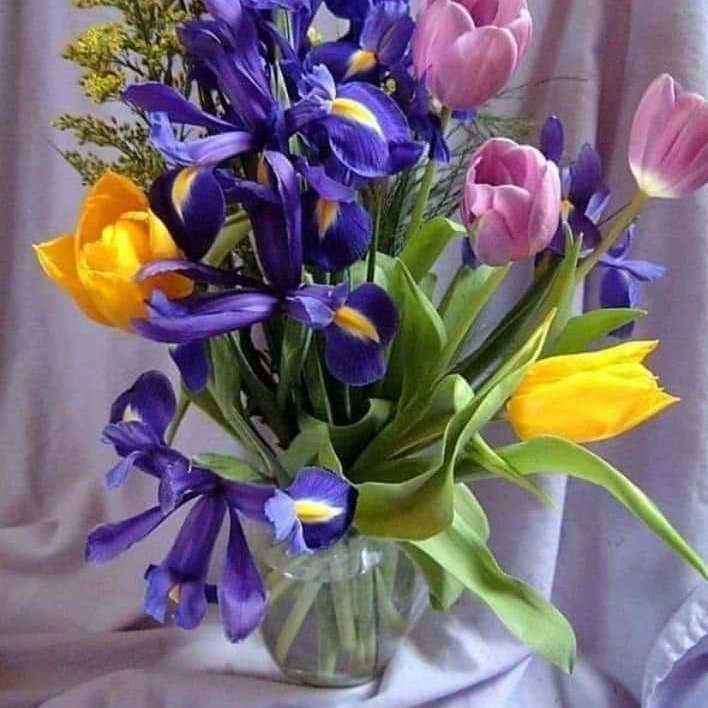 wiosenne kwiaty w wazonie puzzle przesuwne online