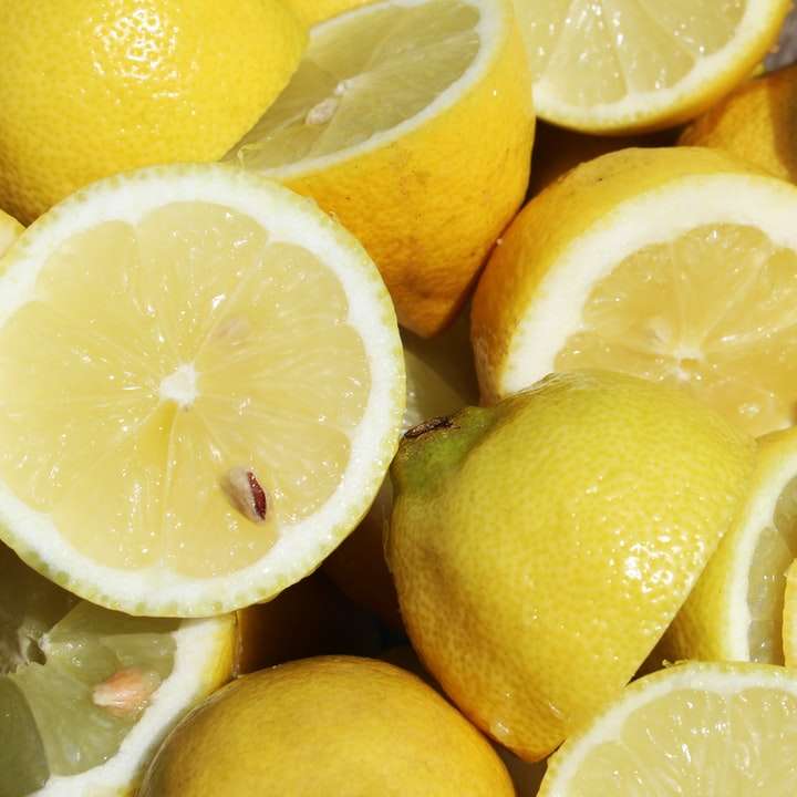 Slut upp fotoet av en bunke av citroner glidande pussel online