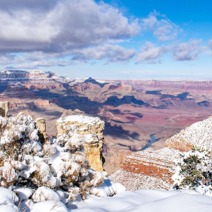 Storslagen kanjon på en snöig dag glidande pussel online