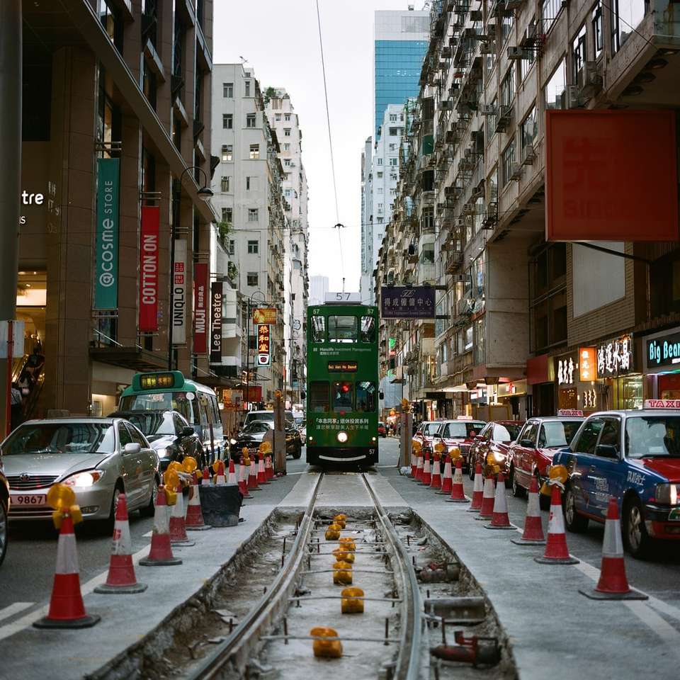 Causeway Bay, tramwaj i ruch uliczny, zmierzch puzzle online