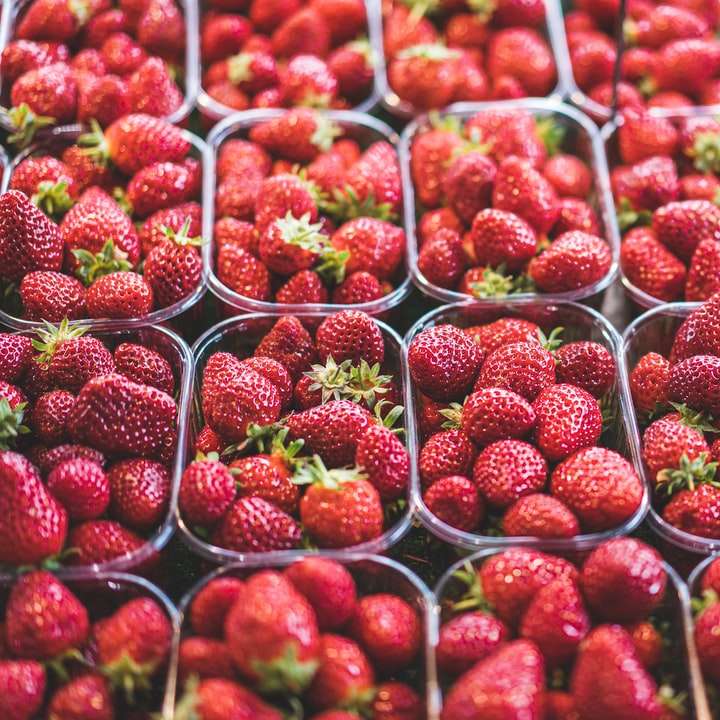 röda jordgubbar i klar plastbehållare Pussel online