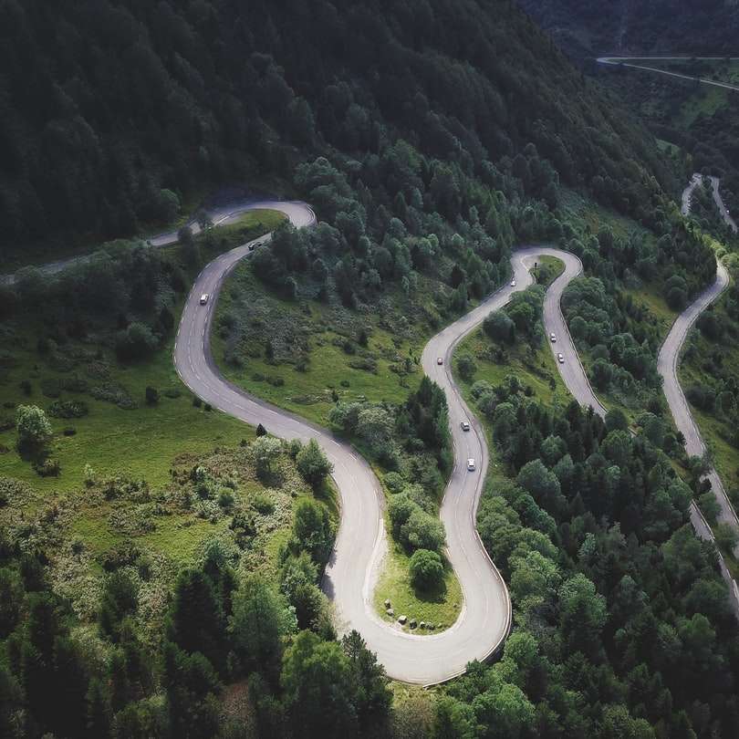 山の曲がりくねった道の航空写真 オンラインパズル
