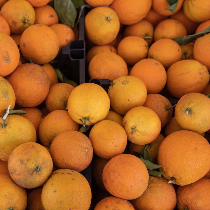 orange frukter på svart plastlåda glidande pussel online