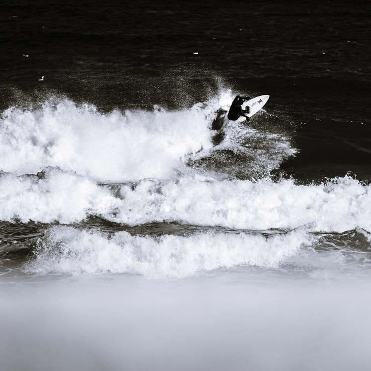 Surfer slår läppen. Pussel online