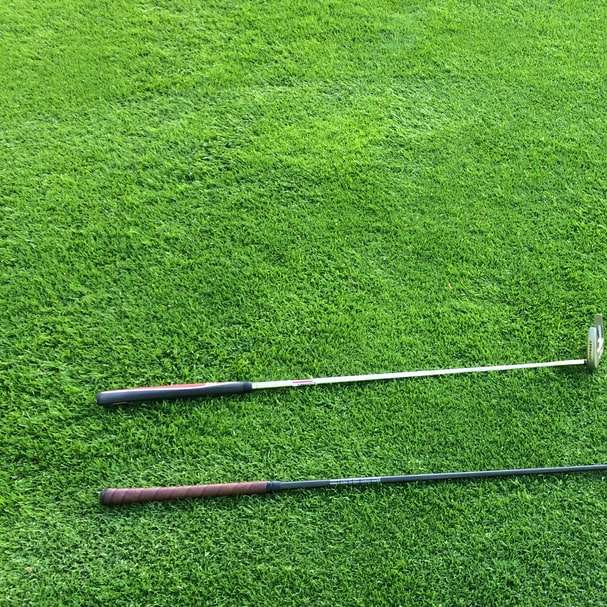 Golfschläger, der auf Grün liegt Schiebepuzzle online